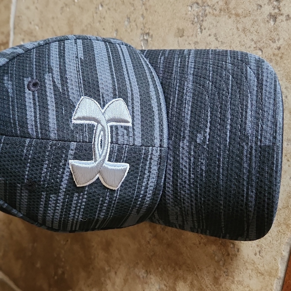 Underarmour black and gray baseball hat YOUTH size s/m